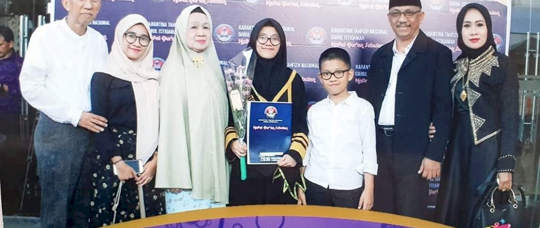 Lutfi Hanafi, istri dan Siti Anindya Athiyyah Al-Fitrah (tengah).