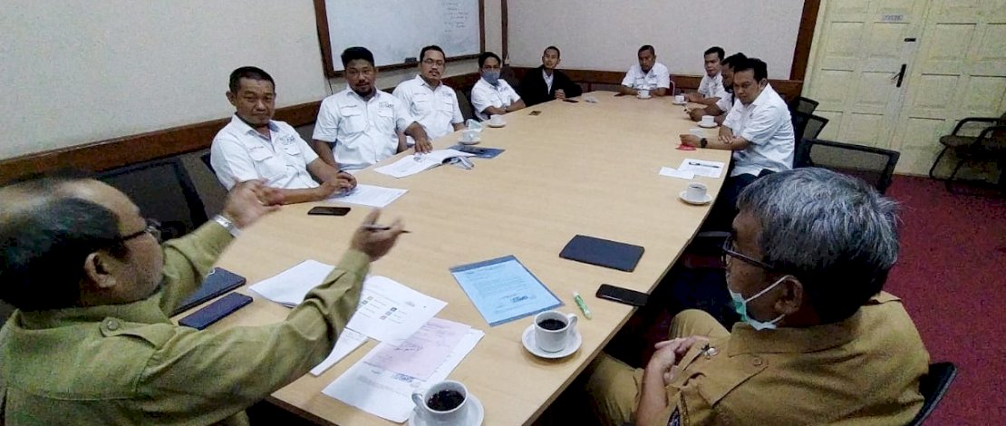 Asisten III Pemprov Sulsel, Tautoto Tana Ranggina, menerima Pengurus SMSI Sulsel di ruang kerjanya, Selasa, (27/10/2020). Asisten III Pemprov Sulsel, Tautoto Tana Ranggina, menerima Pengurus SMSI Sulsel di ruang kerjanya, Selasa, (27/10/2020).