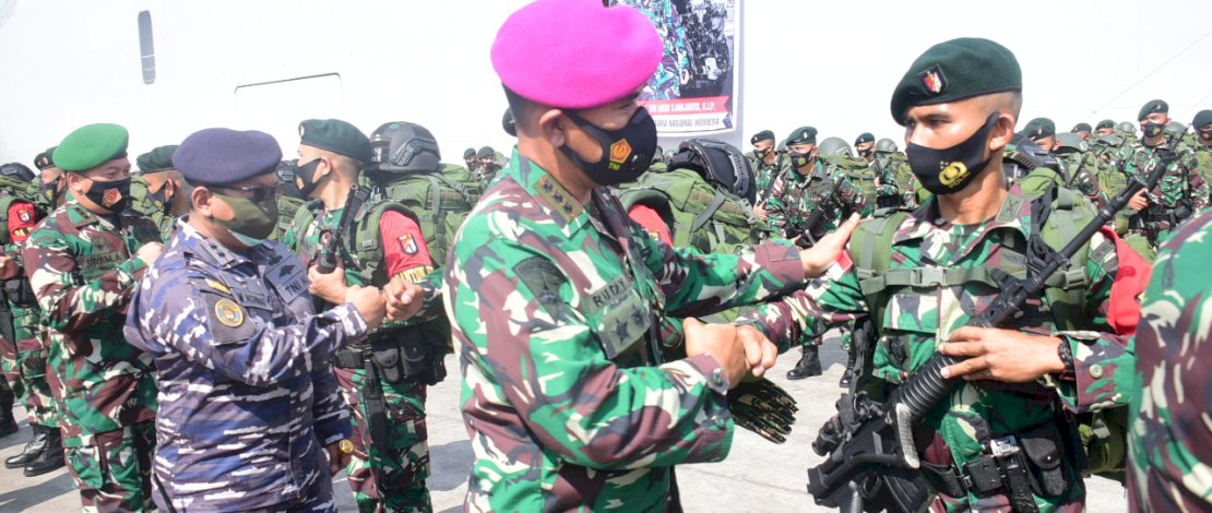 Gunakan KRI Banda Aceh -593, Yonif Raider 700/WYC Kodam XIV Hasanuddin Berangkat ke Papua
