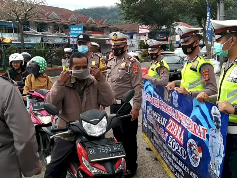 Satlantas Lampung Barat Bagikan Masker dan Vitamin Dalam Operasi Zebra Krakatau 2020