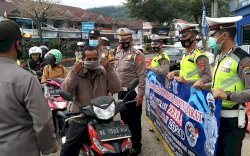 Satlantas Lampung Barat Bagikan Masker dan Vitamin Dalam Operasi Zebra Krakatau 2020