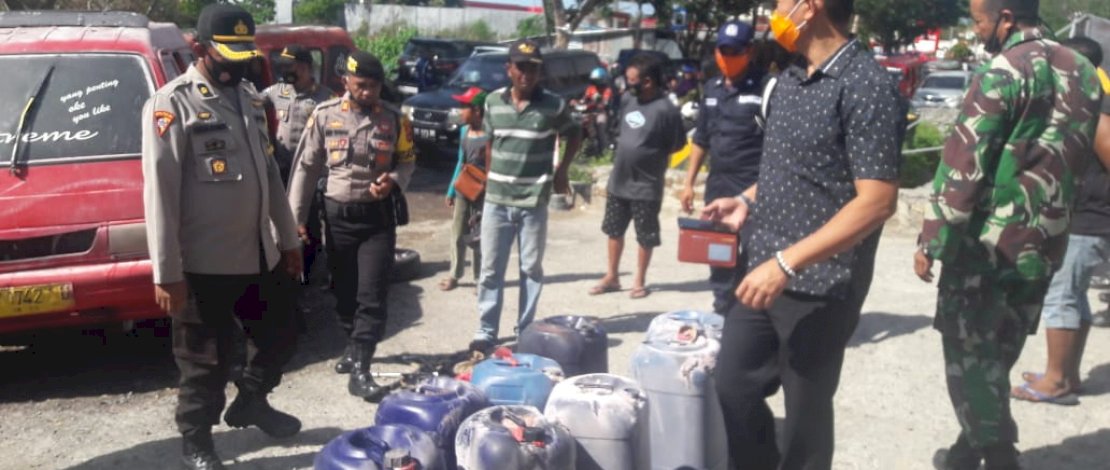 Mobil angkot pengangkut jeriken BBM terbakar.