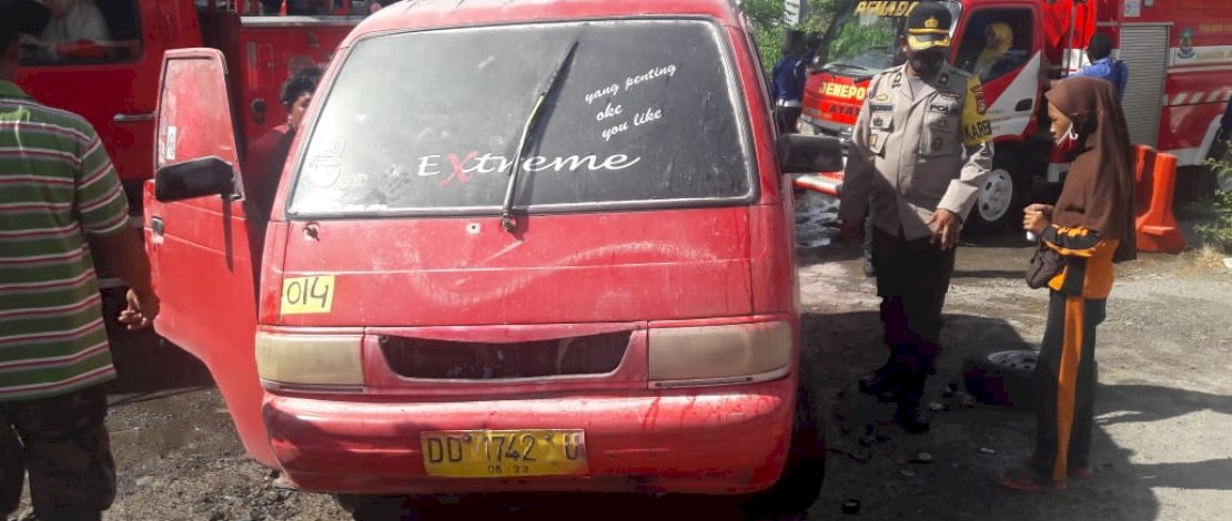 Mobil angkot pengangkut jeriken BBM terbakar.