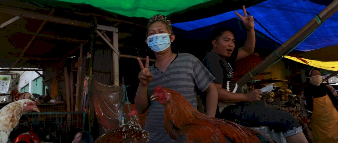 Para pedagang mendapat masker dari Duta Sehat Appi.