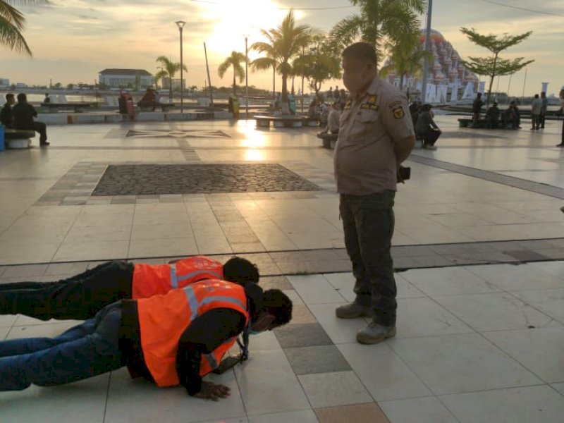 FOTO: Operasi Yustisi Masker, Pelanggar Disanksi Push Up di Anjungan Losari