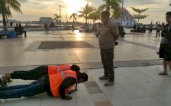 FOTO: Operasi Yustisi Masker, Pelanggar Disanksi Push Up di Anjungan Losari