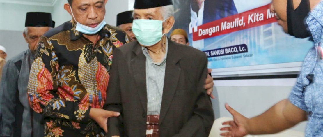 Andi Tajerimin (kiri) menuntun langkah AGH Sanusi Baco saat perayaan maulid, Kamis malam, 5 November 2020.