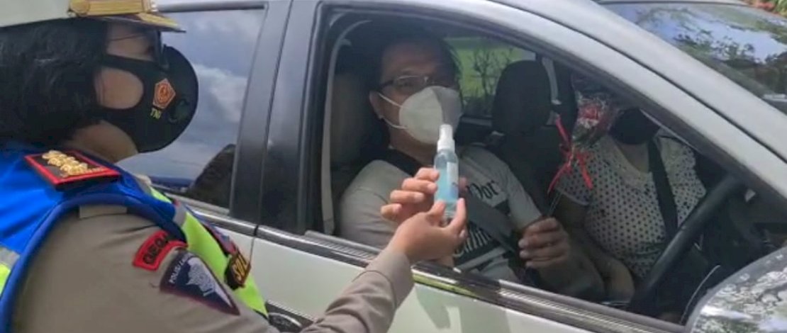 
Wadir lantas polda Sulsel AKBP Soliyah S.IK membagikan Masker dan Hansanitezer kepada pengunjung yang kebetulan menikmati sejuknya udara di destinasi wisata hutan pinus Malino.