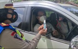 Hari Terakhir OPS Zebra 2020, Satlantas Polres Gowa Berbagi Masker dan Handsanitizer  Kepengguna Jalan
