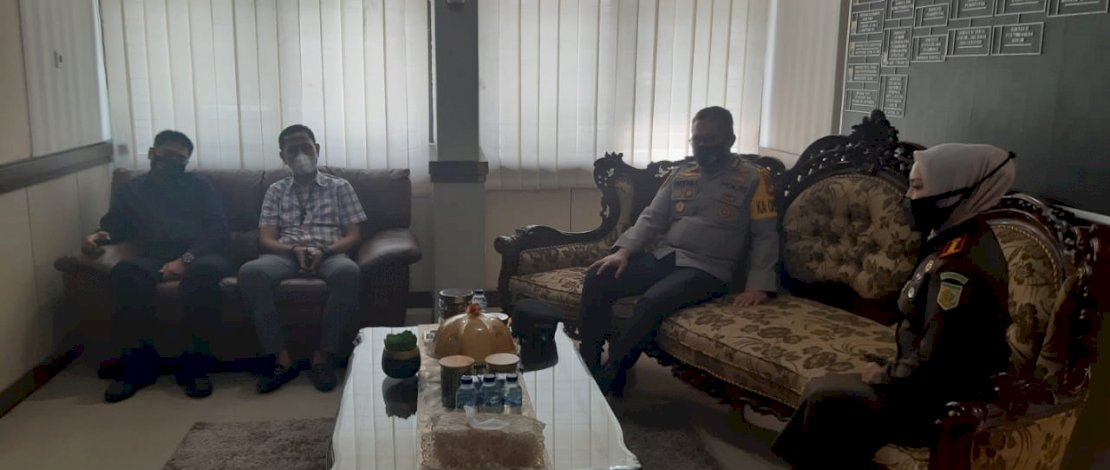 Kapolrestabes Makassar, Kombes Pol Witnu Arif Laksana menerima cinderamata dari Kajari Makassar, Andi Sundari SH.