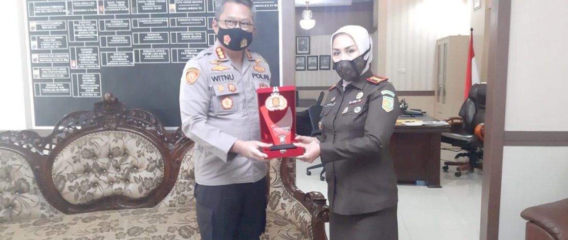 Kapolrestabes Makassar, Kombes Pol Witnu Arif Laksana menerima cinderamata dari Kajari Makassar, Andi Sundari SH.
