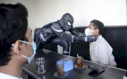 Spiderman Hitam Bagi Masker di Parepare