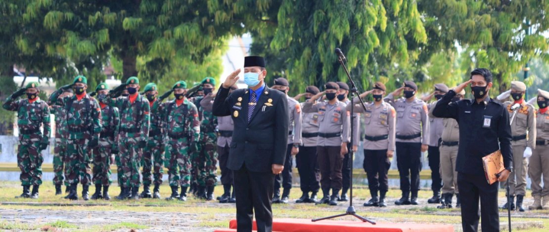 Bupati Luwu, Basmin Mattayang, saat memimpin upacara Hari Pahlawan. 