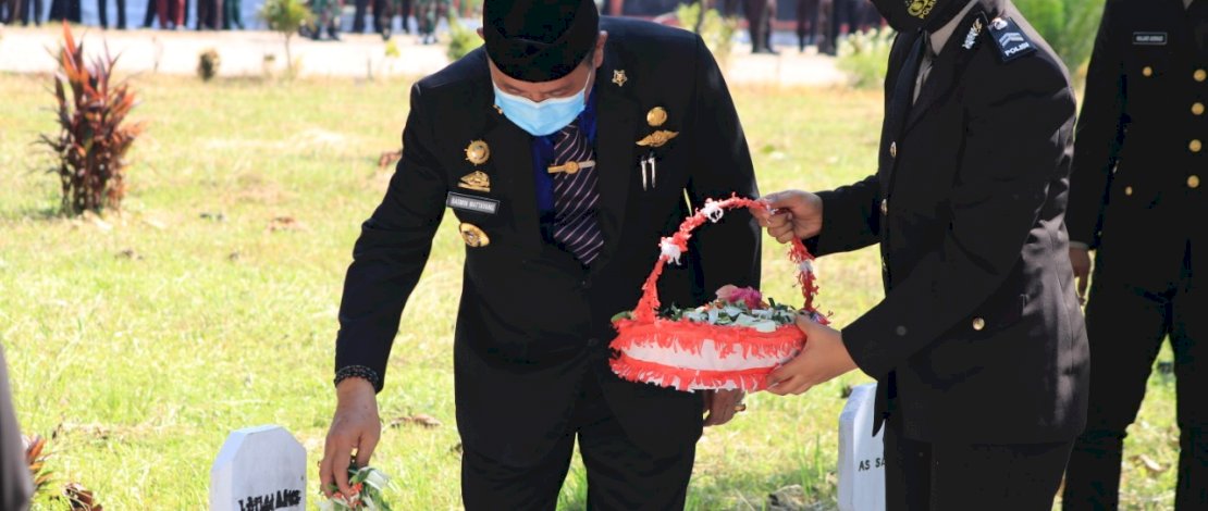 Bupati Luwu, Basmin Mattayang, saat memimpin upacara Hari Pahlawan. 