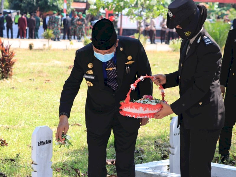 Peringati Hari Pahlawan Ke-75, Bupati Basmin Tabur Bunga di TMP Belopa