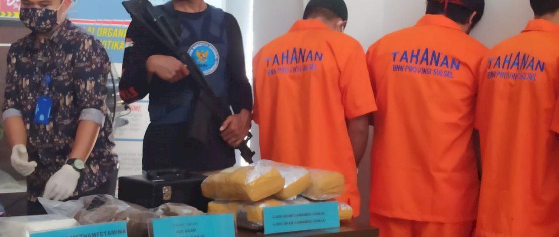 Para pelaku peredaran ganja seberat 2 kilogram diamankan BNNP Sulsel dari Sumatera Utara.
