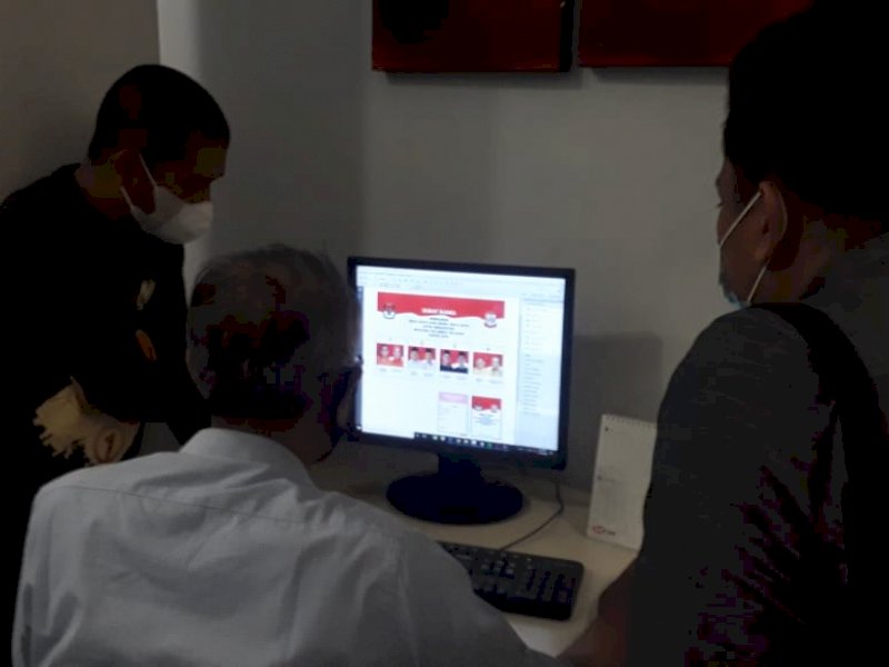 LO Danny - Fatma Tinjau Langsung Proses Pencetakan Kertas Suara Pilkada Makassar Makassar di Jawa Timur