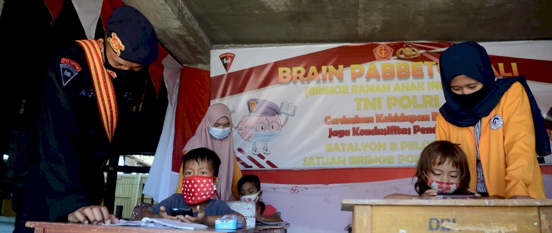 BRIMOB RAMAH ANAK INDONESIA DI TENGAH PANDEMI. Anggota Brimob Batalyon B Pelopor Polda Sulsel dibantu mahasiswa UNM, mendampingi siswa sekolah dasar (SD) di Kota Parepare, Rabu 11 November 2020. Di tengah Pendemi Covid-19 Brimob Polri meluncurkan Program Brimob Ramah Anak Indonesia (BRAIN). FOTOGRAFER/ZUL KIFLI