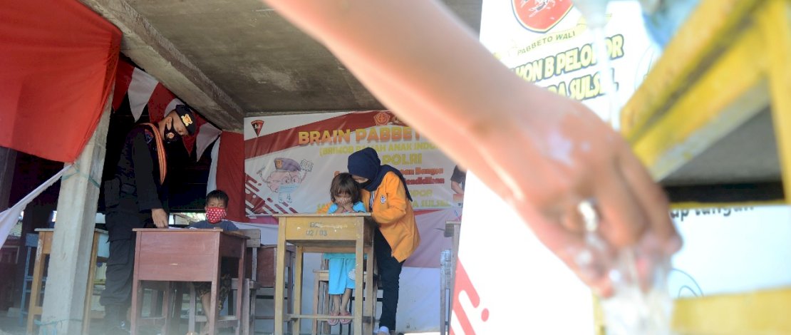 BRIMOB RAMAH ANAK INDONESIA DI TENGAH PANDEMI. Anggota Brimob Batalyon B Pelopor Polda Sulsel dibantu mahasiswa UNM, mendampingi siswa sekolah dasar (SD) di Kota Parepare, Rabu 11 November 2020. Di tengah Pendemi Covid-19 Brimob Polri meluncurkan Program Brimob Ramah Anak Indonesia (BRAIN). FOTOGRAFER/ZUL KIFLI