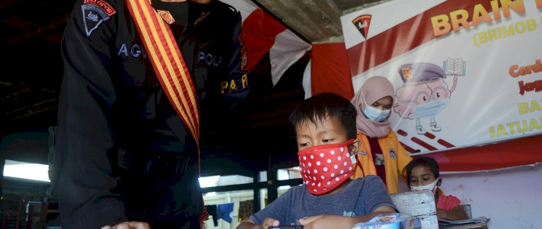 BRIMOB RAMAH ANAK INDONESIA DI TENGAH PANDEMI. Anggota Brimob Batalyon B Pelopor Polda Sulsel dibantu mahasiswa UNM, mendampingi siswa sekolah dasar (SD) di Kota Parepare, Rabu 11 November 2020. Di tengah Pendemi Covid-19 Brimob Polri meluncurkan Program Brimob Ramah Anak Indonesia (BRAIN). FOTOGRAFER/ZUL KIFLI