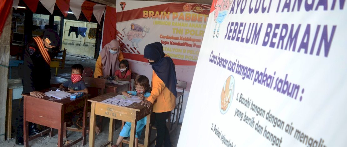 BRIMOB RAMAH ANAK INDONESIA DI TENGAH PANDEMI. Anggota Brimob Batalyon B Pelopor Polda Sulsel dibantu mahasiswa UNM, mendampingi siswa sekolah dasar (SD) di Kota Parepare, Rabu 11 November 2020. Di tengah Pendemi Covid-19 Brimob Polri meluncurkan Program Brimob Ramah Anak Indonesia (BRAIN). FOTOGRAFER/ZUL KIFLI