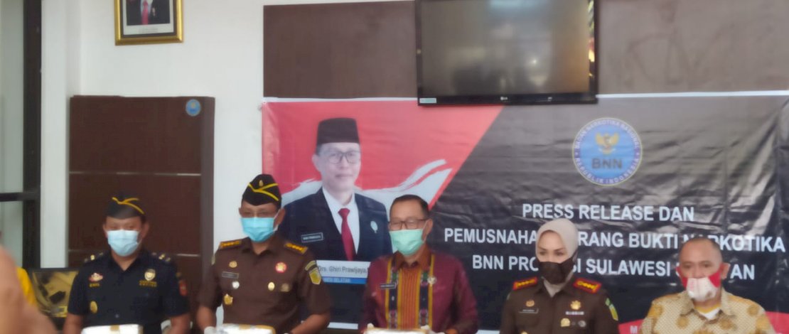 Institusi penegak hukum memperlihatkan paket ganja dan sabu-sabu yang akan dimusnahkan BNNP Sulsel.