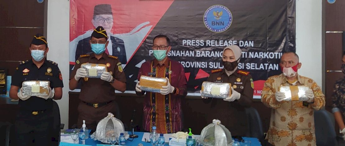 Institusi penegak hukum memperlihatkan paket ganja dan sabu-sabu yang akan dimusnahkan BNNP Sulsel.