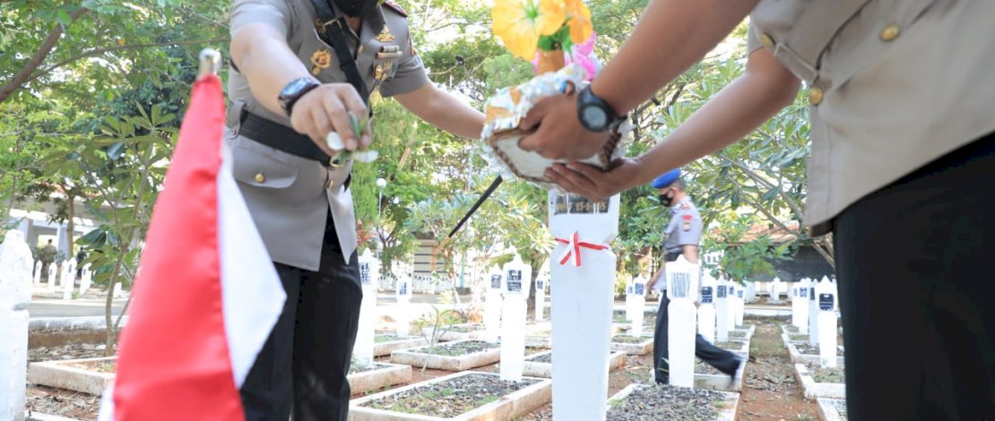 Jelang HUT Brimob, Batalyon C Pelopor Gelar Ziarah Rombongan di TMP Kota Watampone