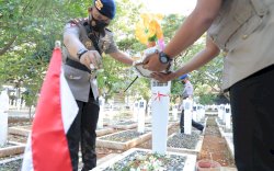 Jelang HUT Brimob, Batalyon C Pelopor Gelar Ziarah Rombongan di TMP Kota Watampone