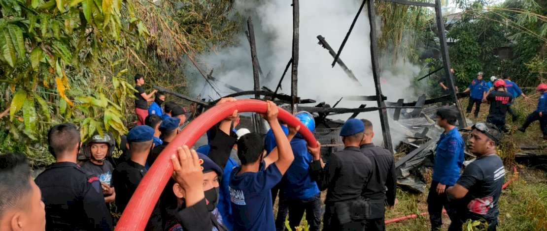 Personel Brimob Bone dan Damkar Gerak Cepat Padamkan Rumah Warga di Jalan M.H. Thamrin Personel Brimob Bone dan Damkar Gerak Cepat Padamkan Rumah Warga di Jalan M.H. Thamrin