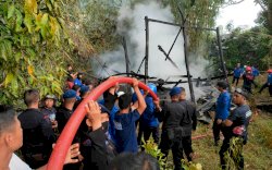 Personel Brimob Bone dan Damkar Gerak Cepat Padamkan Rumah Warga di Jalan M.H. Thamrin