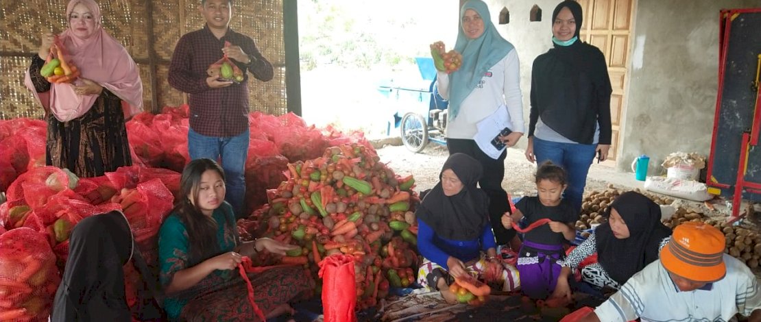 Tikor mempersiapkan item BPNT untuk penerima di Jeneponto.