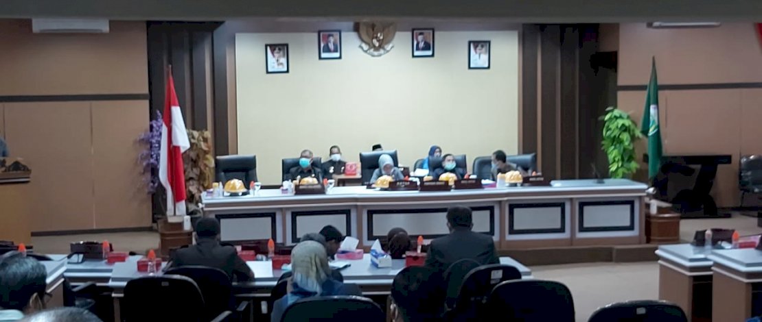 rapat paripurna mendengarkan pemandangan umum Fraksi-fraksi terhadap Ranperda Anggaran Pendapatan dan Belanja Daerah Tahun 2021.