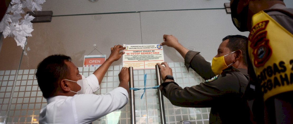 Tim Gugus Tugas COVID-19 Kota Parepare membubarkan pesta ulang tahun yang menimbulkan kerumunan di salah satu gedung di Jalan Sulawesi, Kota Parepare, Selasa 17 November 2020. (FOTOGRAFER/ZUL KIFLI)