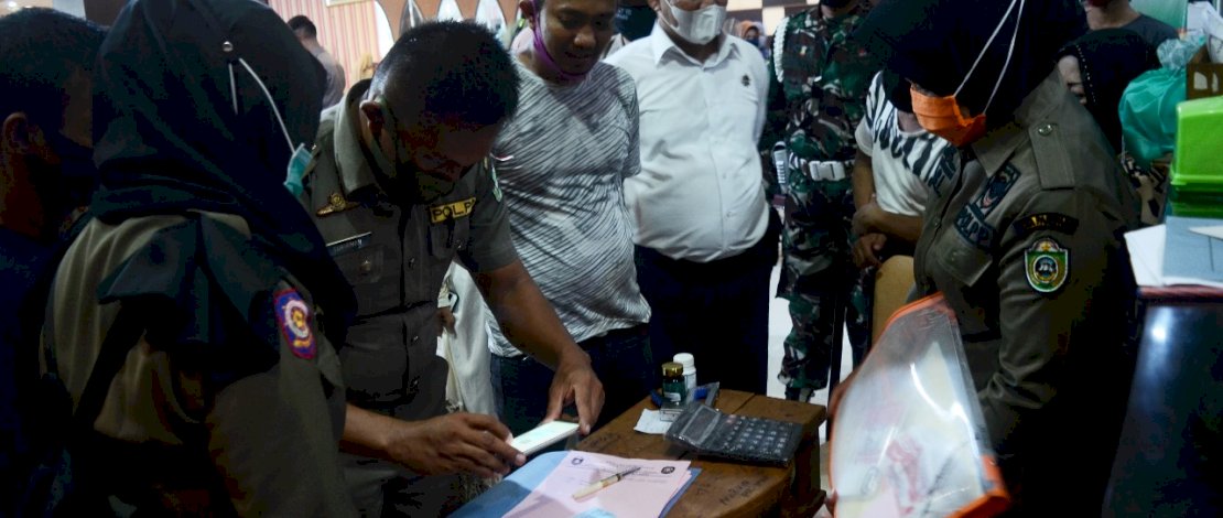 Tim Gugus Tugas COVID-19 Kota Parepare membubarkan pesta ulang tahun yang menimbulkan kerumunan di salah satu gedung di Jalan Sulawesi, Kota Parepare, Selasa 17 November 2020. (FOTOGRAFER/ZUL KIFLI)