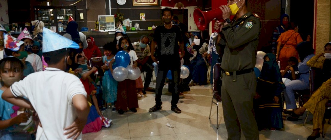 Tim Gugus Tugas COVID-19 Kota Parepare membubarkan pesta ulang tahun yang menimbulkan kerumunan di salah satu gedung di Jalan Sulawesi, Kota Parepare, Selasa 17 November 2020. (FOTOGRAFER/ZUL KIFLI)