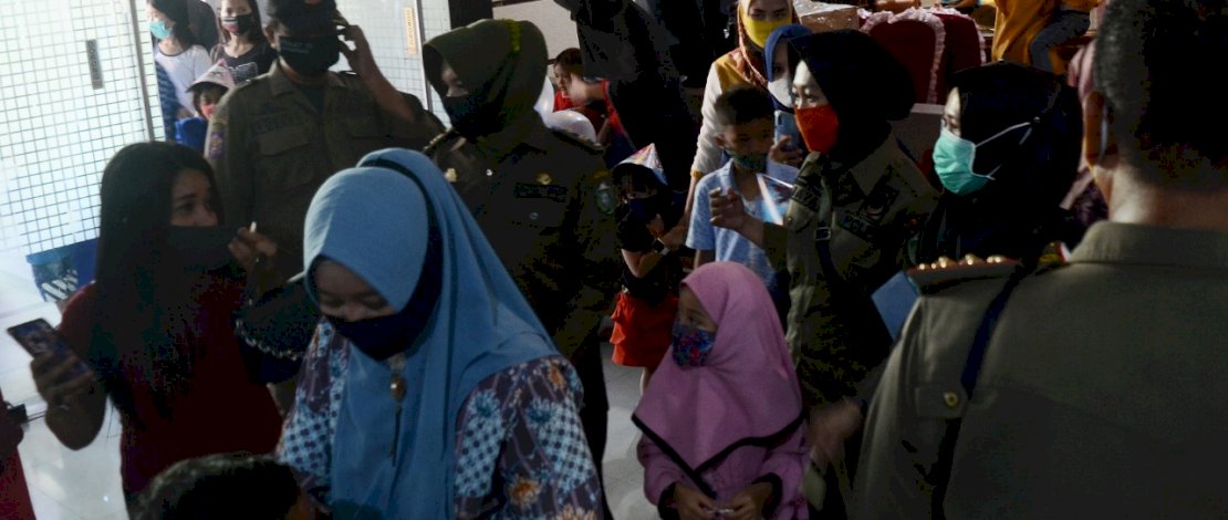 Tim Gugus Tugas COVID-19 Kota Parepare membubarkan pesta ulang tahun yang menimbulkan kerumunan di salah satu gedung di Jalan Sulawesi, Kota Parepare, Selasa 17 November 2020. (FOTOGRAFER/ZUL KIFLI)