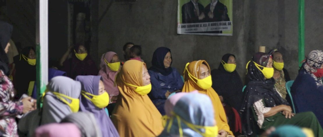 Ibu-ibu di Dusun Jambua, Desa Bonto Marannu, Moncongloe, Maros, serius mendengar pemaparan Havid S Fasha.