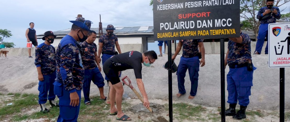 Komunitas pesepeda Makassar Cycling Club (MCC) turut berpartisipasi pada kegiatan bersih-bersih pantai dalam rangka peringatan HUT Polairud ke 70 Tahun, Kamis (19/11/2020). Komunitas pesepeda Makassar Cycling Club (MCC) turut berpartisipasi pada kegiatan bersih-bersih pantai dalam rangka peringatan HUT Polairud ke 70 Tahun, Kamis (19/11/2020).