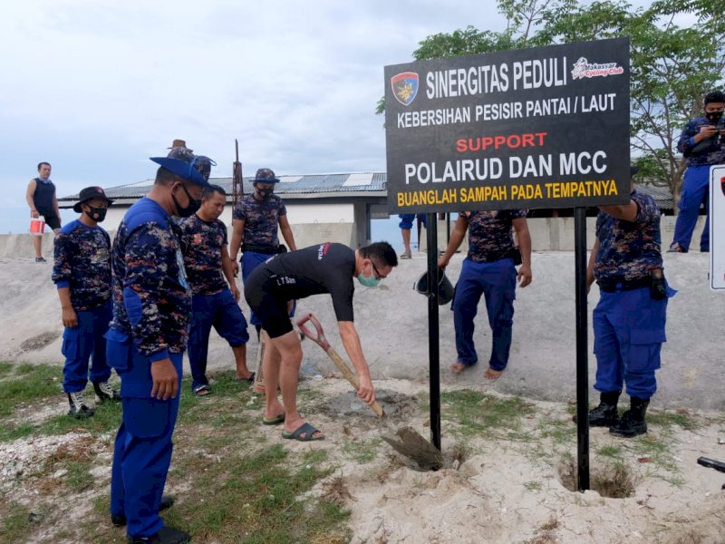 Polairud Sulsel dan MCC Bersinergi Bersih-bersih Pantai