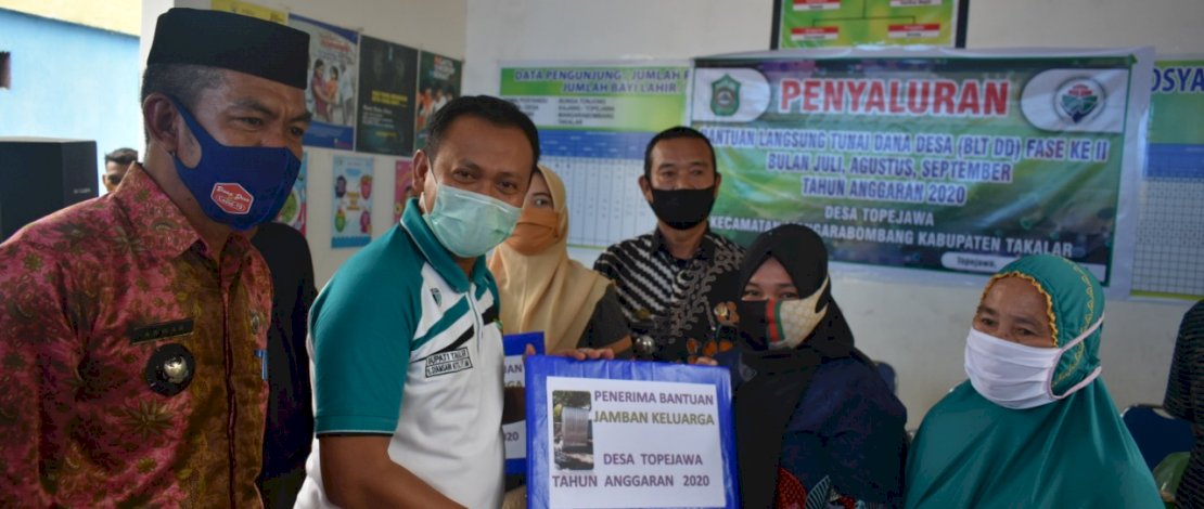 Bupati Takalar, H Syamsari menyerahkan BLT DD dan jamban keluarga. 
