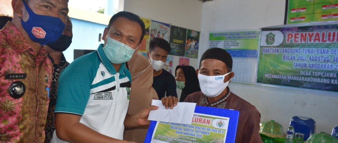 Bupati Takalar, H Syamsari menyerahkan BLT DD dan jamban keluarga. 