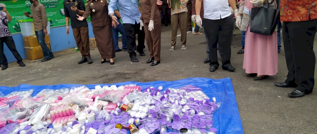 Pemusnahan komestik ilegal di Kejari Makassar, Kamis, (19/11/2020).