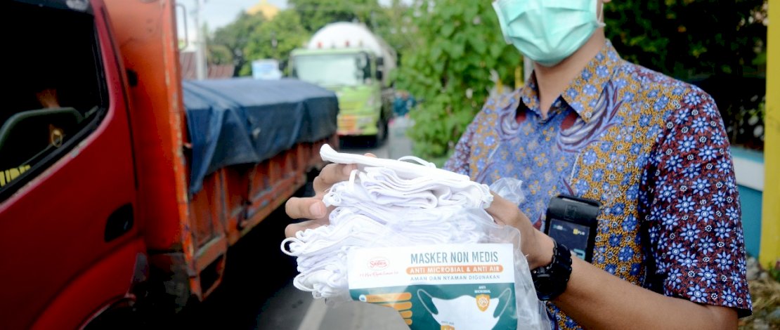 Pegawai PT. PLN Sektor Pembangkitan Bakaru Kota Parepare, membagikan masker kepada para pengendara di Jalan Trans Sulawesi Parepare, Pinrang, Kamis 19 November 2020. FOTOGRAFER/ZUL KIFLI