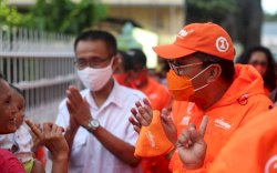 Ai hi hi hi....Inimi Wali Kota Pilihanku, Danny Salami Warga Dikampung Rama