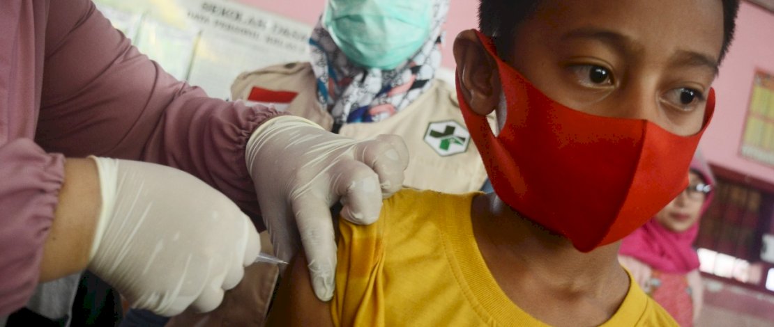 Siswa disuntik vaksin tetanus dan difteri di salah satu SD di Kota Parepare, Sulawesi Selatan, Sabtu, 21 November 2020. Program imunisasi kepada pelajar di Kota Parepare terus berjalan, guna untuk menjaga kesehatan anak dari serangan penyakit dan meningkatkan imunitas tubuh di masa pandemi Covid-19. FOTOGRAFER/ZUL KIFLI