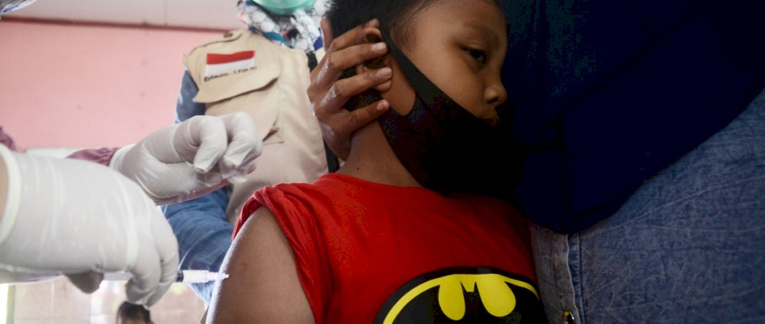 Siswa disuntik vaksin tetanus dan difteri di salah satu SD di Kota Parepare, Sulawesi Selatan, Sabtu, 21 November 2020. Program imunisasi kepada pelajar di Kota Parepare terus berjalan, guna untuk menjaga kesehatan anak dari serangan penyakit dan meningkatkan imunitas tubuh di masa pandemi Covid-19. FOTOGRAFER/ZUL KIFLI