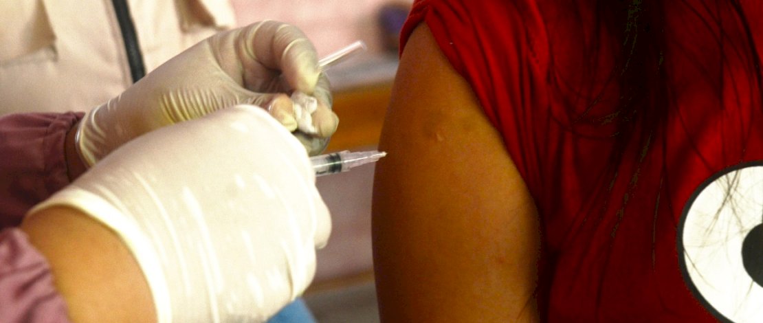 Siswa disuntik vaksin tetanus dan difteri di salah satu SD di Kota Parepare, Sulawesi Selatan, Sabtu, 21 November 2020. Program imunisasi kepada pelajar di Kota Parepare terus berjalan, guna untuk menjaga kesehatan anak dari serangan penyakit dan meningkatkan imunitas tubuh di masa pandemi Covid-19. FOTOGRAFER/ZUL KIFLI