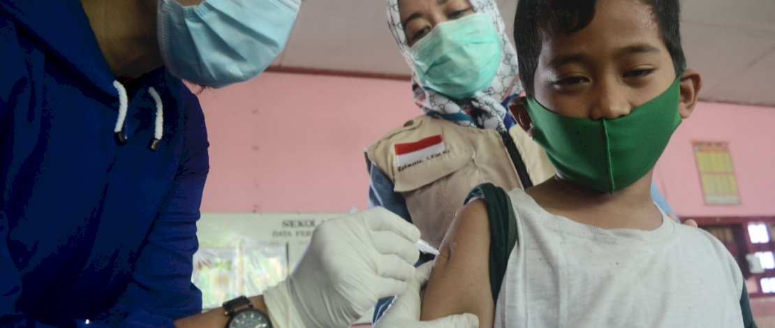 Siswa disuntik vaksin tetanus dan difteri di salah satu SD di Kota Parepare, Sulawesi Selatan, Sabtu, 21 November 2020. Program imunisasi kepada pelajar di Kota Parepare terus berjalan, guna untuk menjaga kesehatan anak dari serangan penyakit dan meningkatkan imunitas tubuh di masa pandemi Covid-19. FOTOGRAFER/ZUL KIFLI