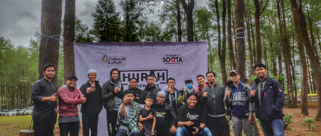 Belasan anggota Komunitas Dakwah Kaffah (DK) gelar hijrah adventure di Desa Lembanna, Sabtu, 21 November 2020.